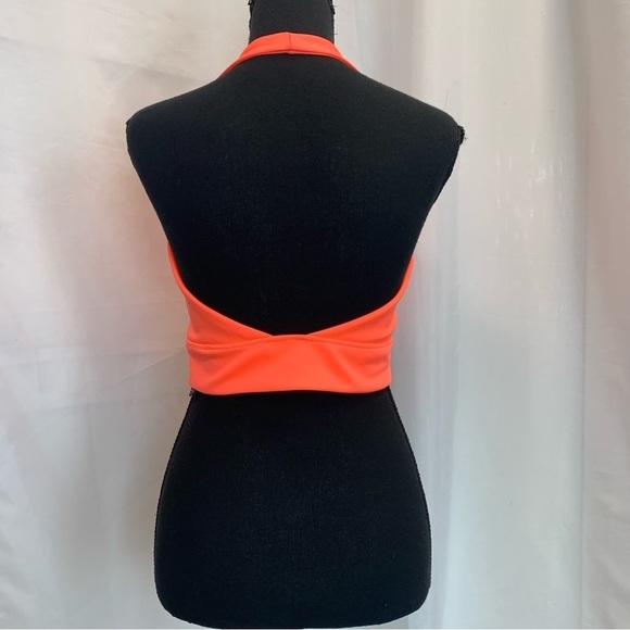 BEBE neon coral peach pink halter crop top open back Sz M NWOT - Picture 5 of 12